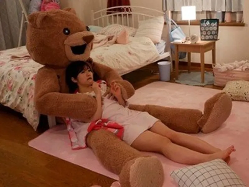 Chú tình nhân nhồi bông và em nữ học sinh ngây thơ