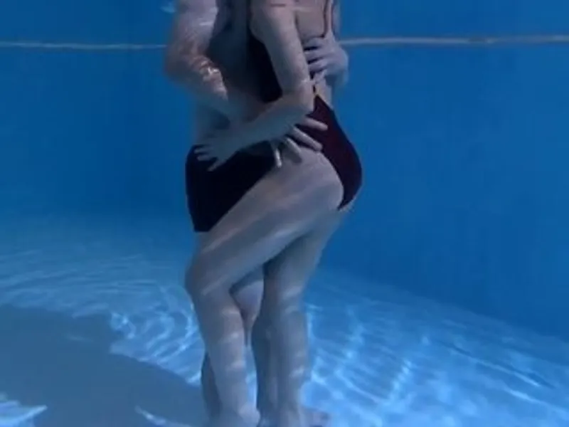 Chồng yêu lạnh nhạt, vợ yêu cắm sừng với hlv dạy bơi